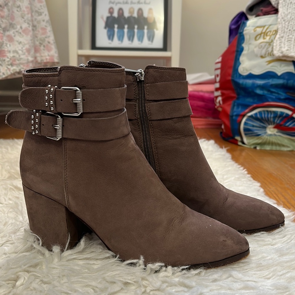 Steve Madden Booties w Buckle Detail in Tan Size 7